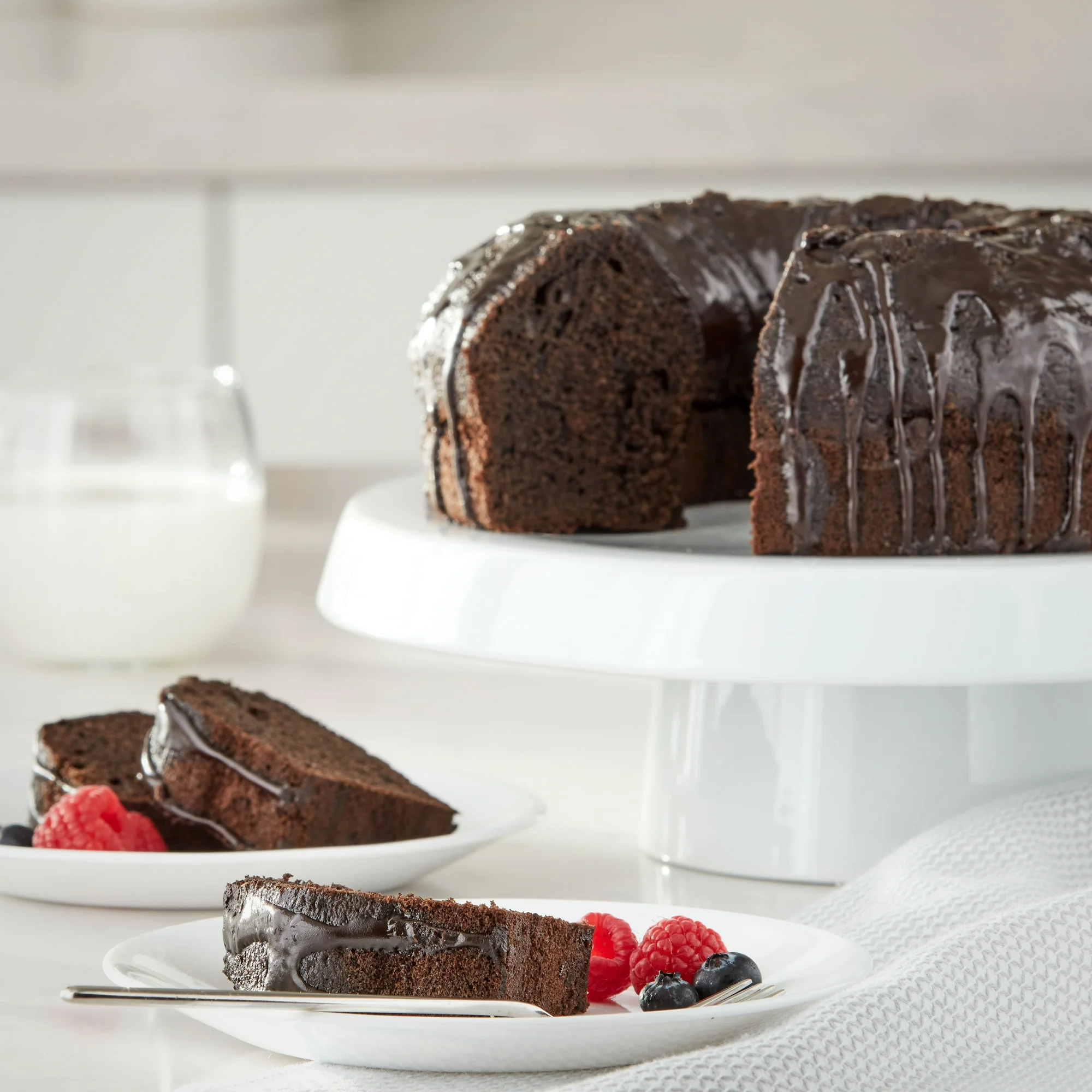 Eazyvacuum Chocolate Fudge Creme Cake, 28 oz - Image 2